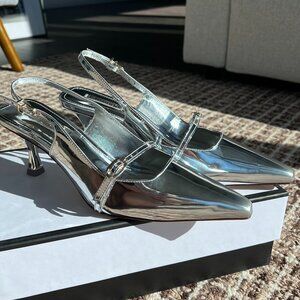 🤍 NEVER WORN Silver Kitten Heels